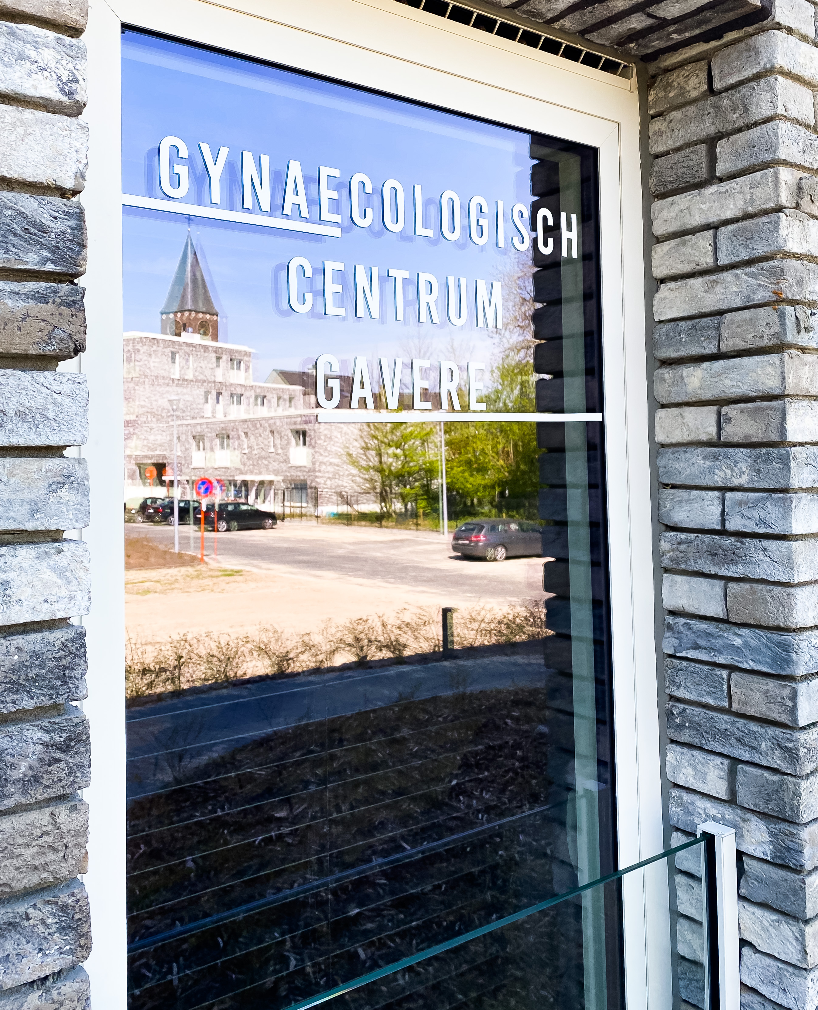 Raam met logo van het centrum